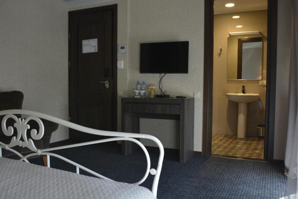 Redline Hotel room 2