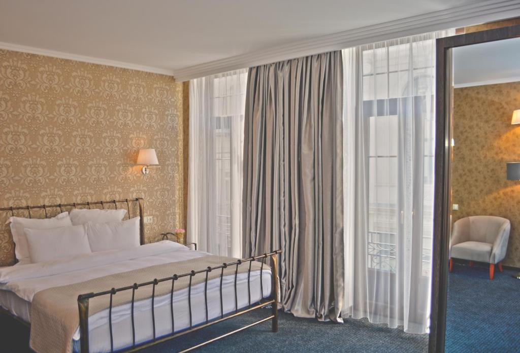 Redline Hotel room 3