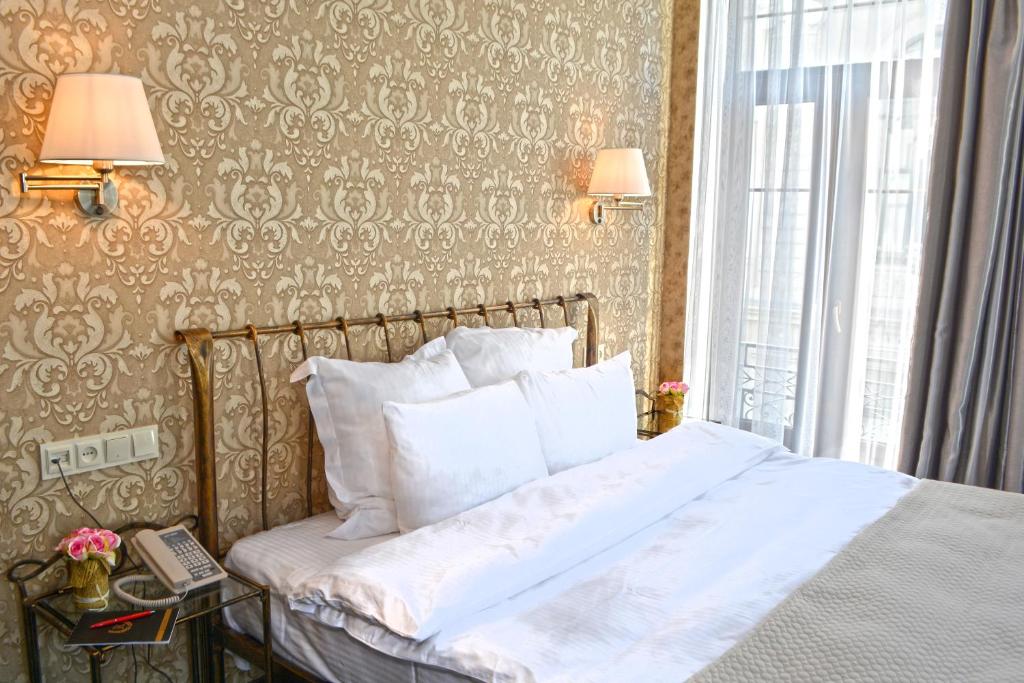 Redline Hotel room 4