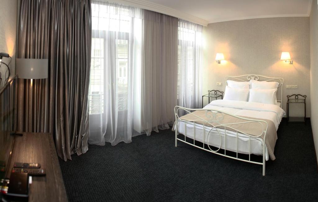 Redline Hotel room 5