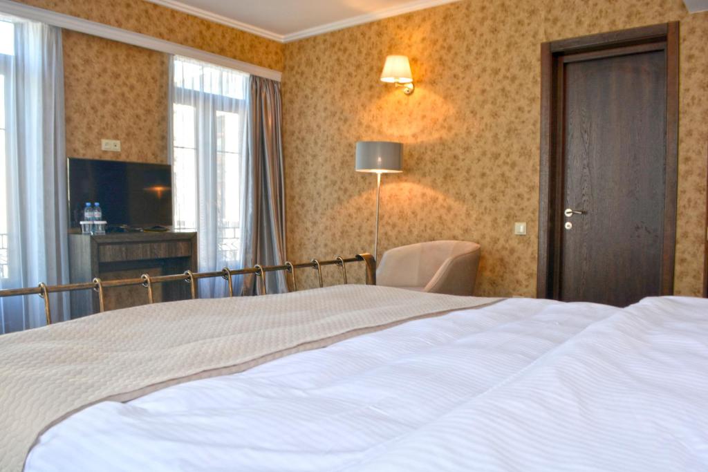 Redline Hotel room 6